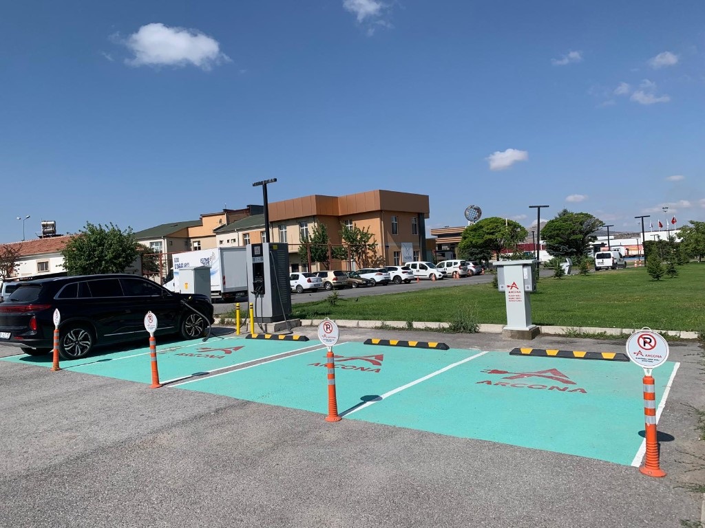 Arcona şarj istasyonunda elektrikli araç